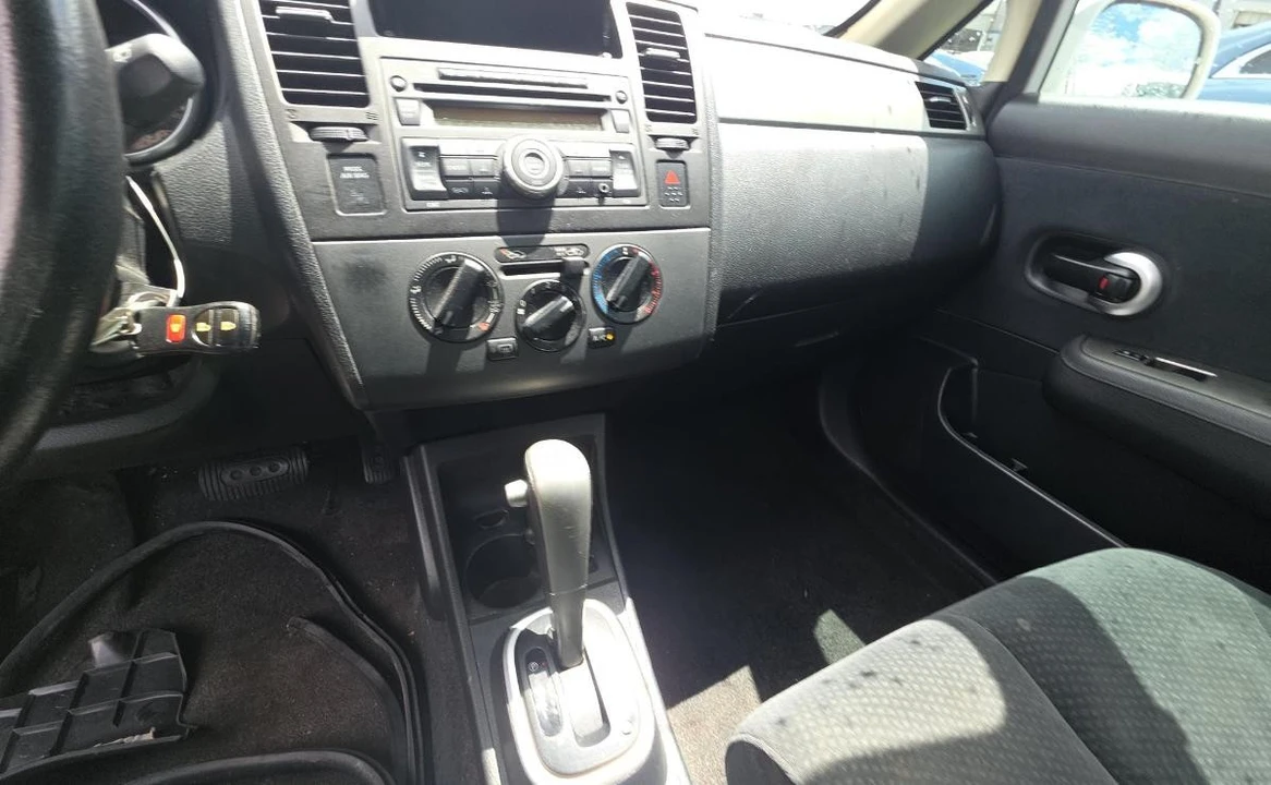 2012 Nissan Versa - Image 10 of 12