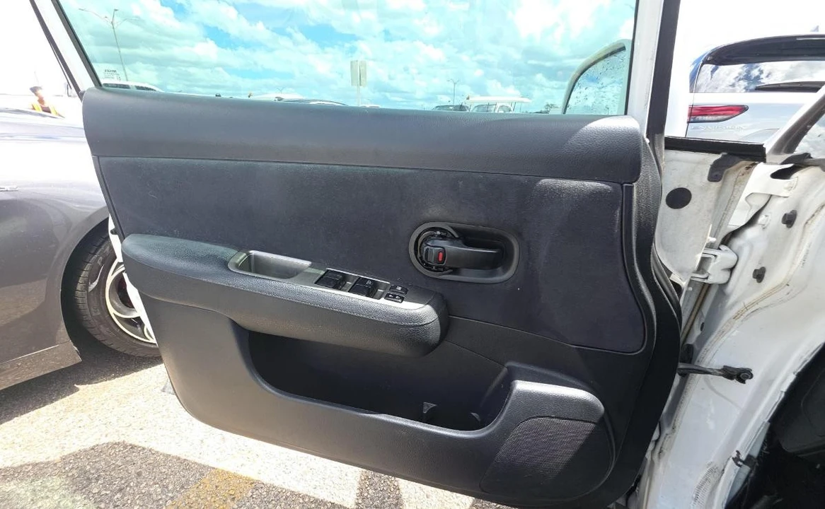 2012 Nissan Versa - Image 8 of 12