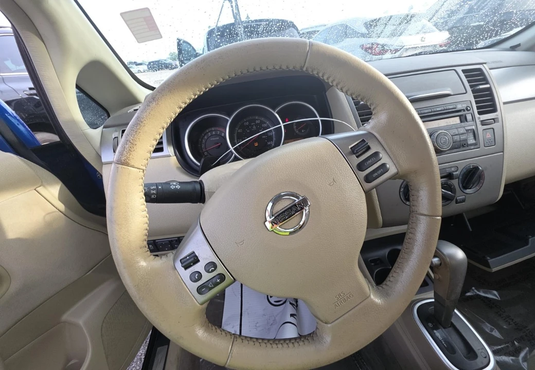 2012 Nissan Versa - Image 10 of 12