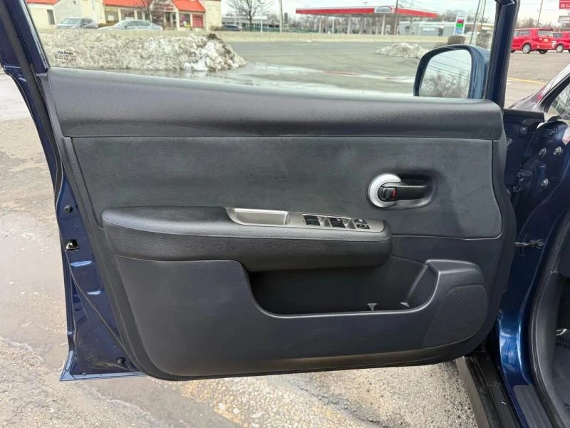 2012 Nissan Versa - Image 11 of 12