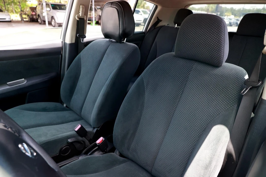2012 Nissan Versa - Image 6 of 12