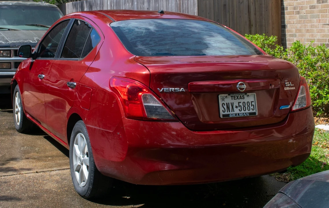 2012 Nissan Versa - Image 5 of 16