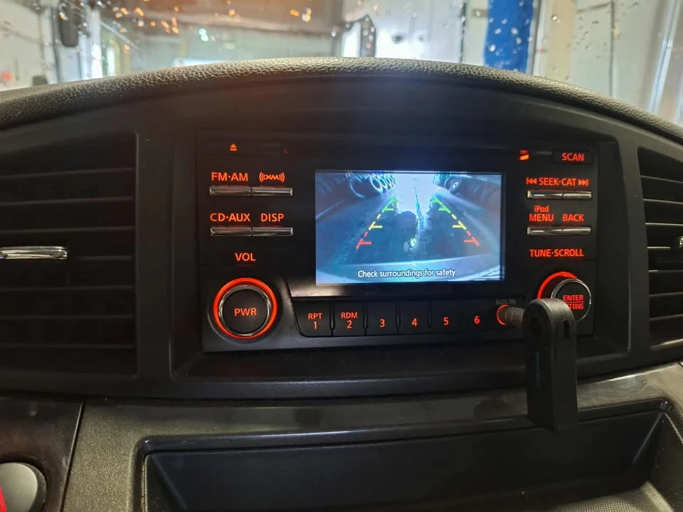 2012 Nissan Quest - Image 6 of 10