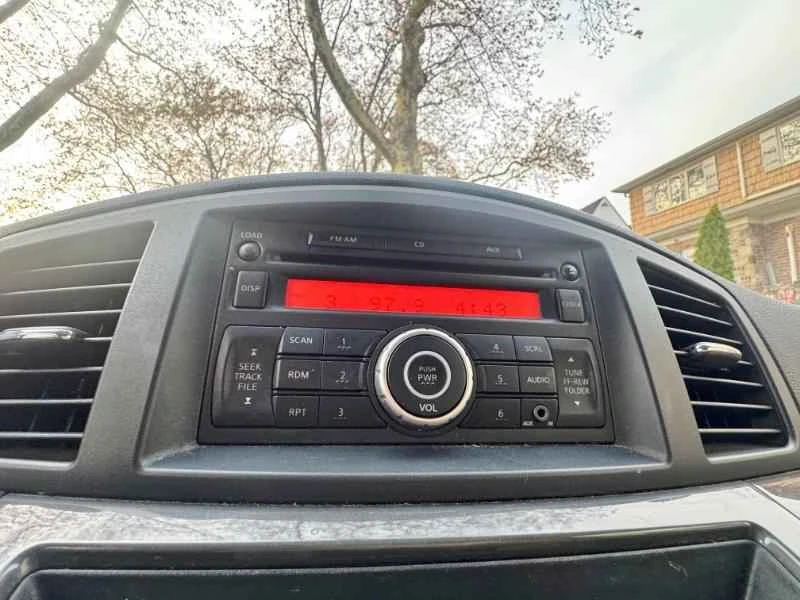 2012 Nissan Quest - Image 13 of 18