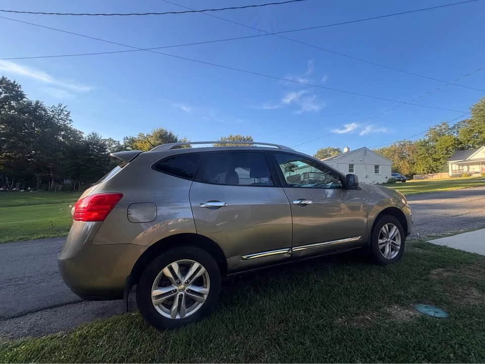 2012 Nissan Rogue - Image 2 of 11