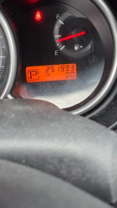 2012 Nissan Versa - Image 10 of 12