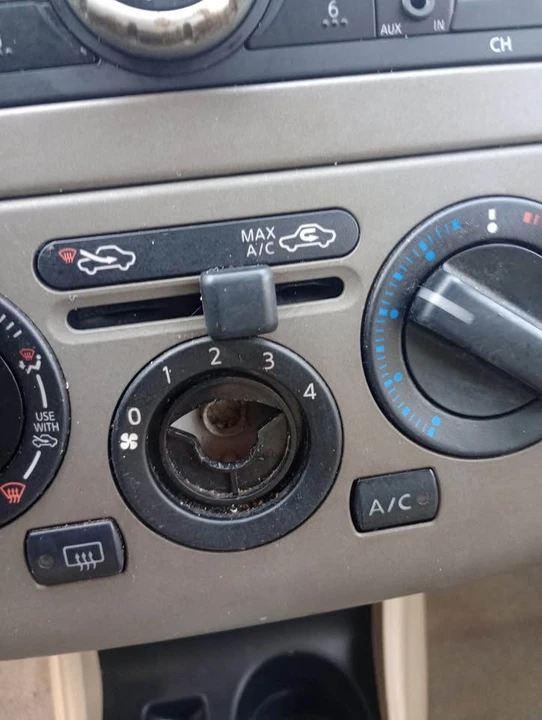 2012 Nissan Versa - Image 11 of 11