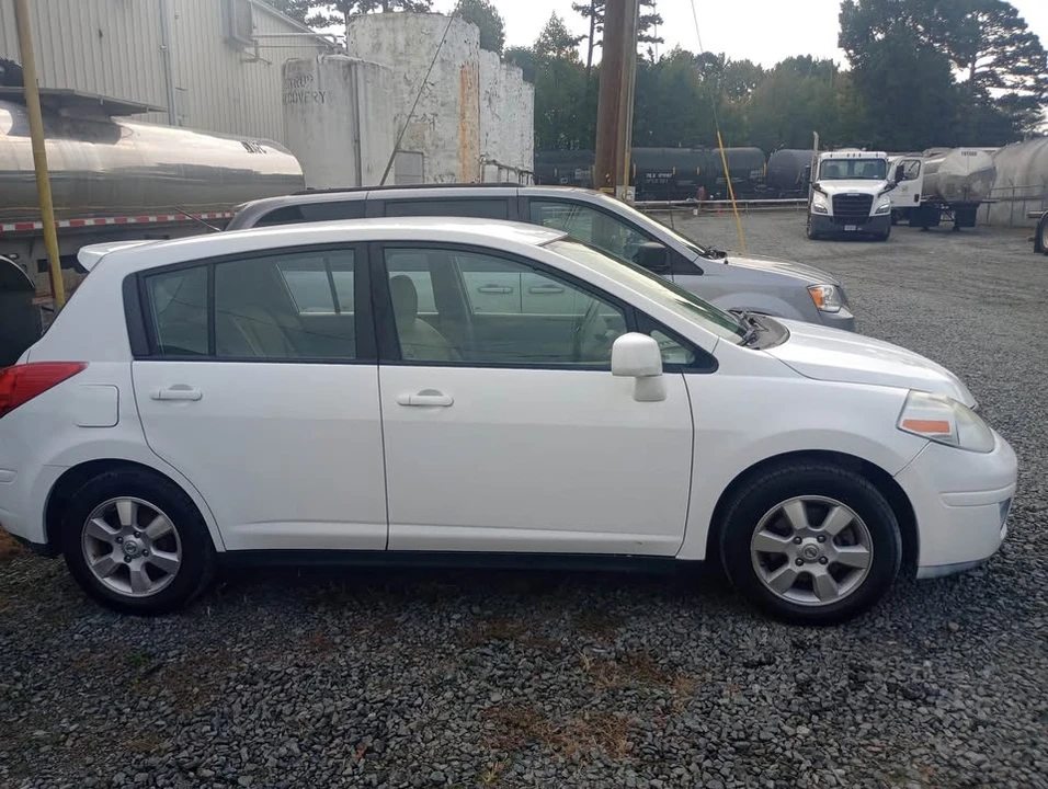 2012 Nissan Versa - Image 4 of 11