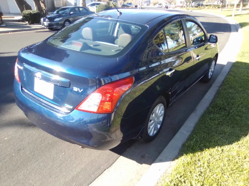 2012 Nissan Versa - Image 2 of 3