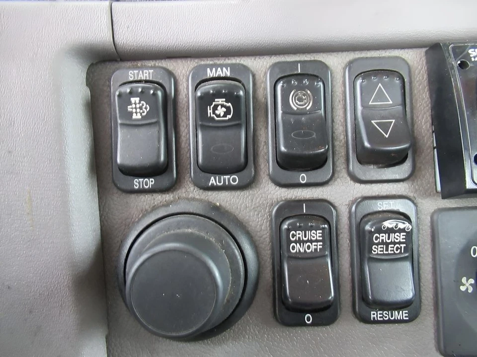 2012 Peterbilt 579 - Image 14 of 21