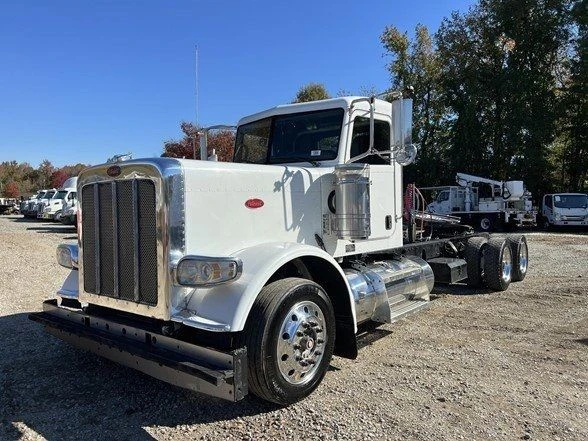 2012 Peterbilt 389 - Image 2 of 12