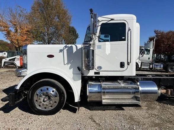 2012 Peterbilt 389 - Image 9 of 12