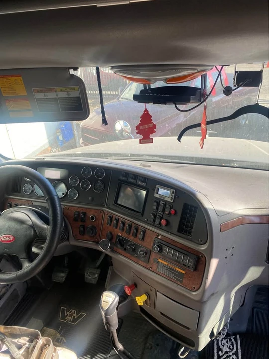 2012 Peterbilt - Image 2 of 8