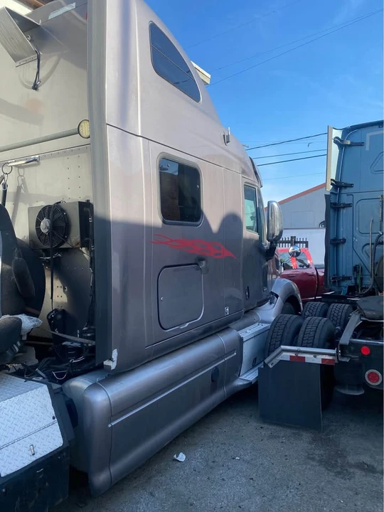 2012 Peterbilt - Image 7 of 8