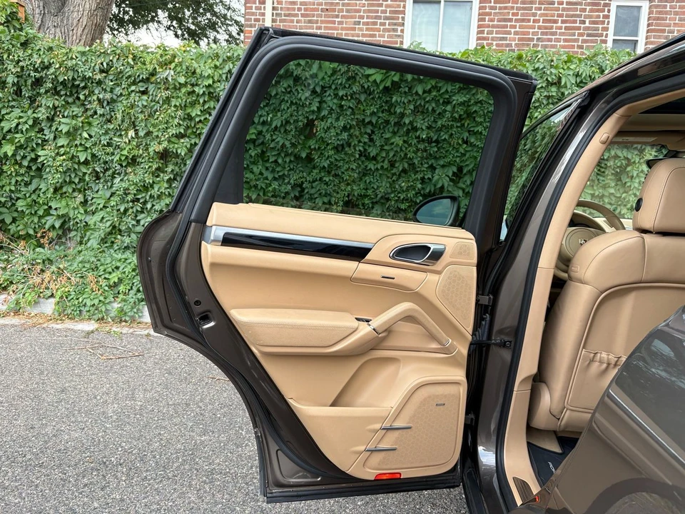 2012 Porsche 958 Cayenne - Image 11 of 16