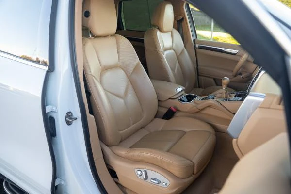 2012 Porsche 958 Cayenne - Image 9 of 16
