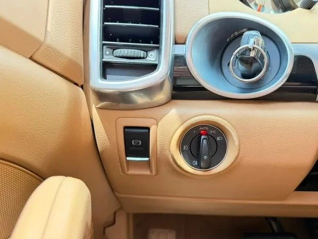 2012 Porsche 958 Cayenne - Image 8 of 20