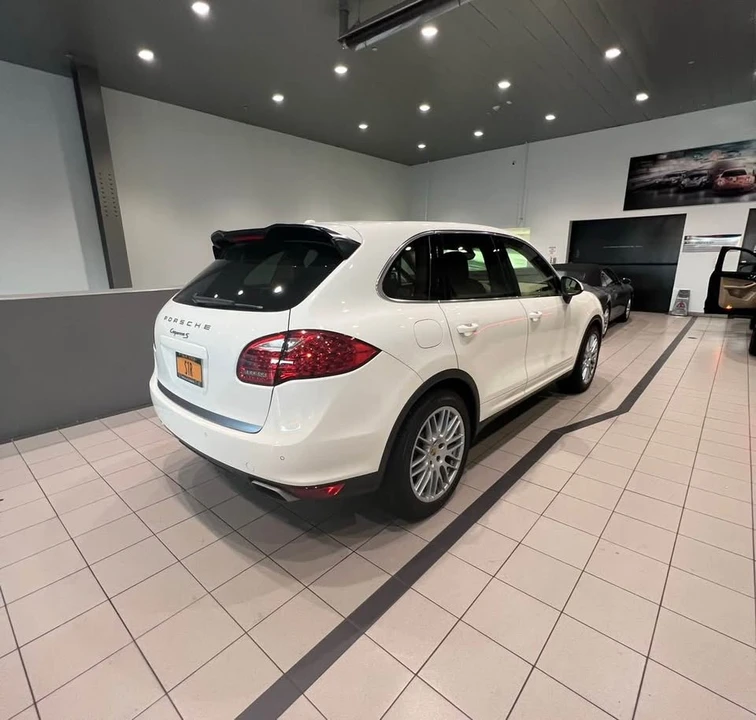 2012 Porsche 958 Cayenne S - Image 2 of 2