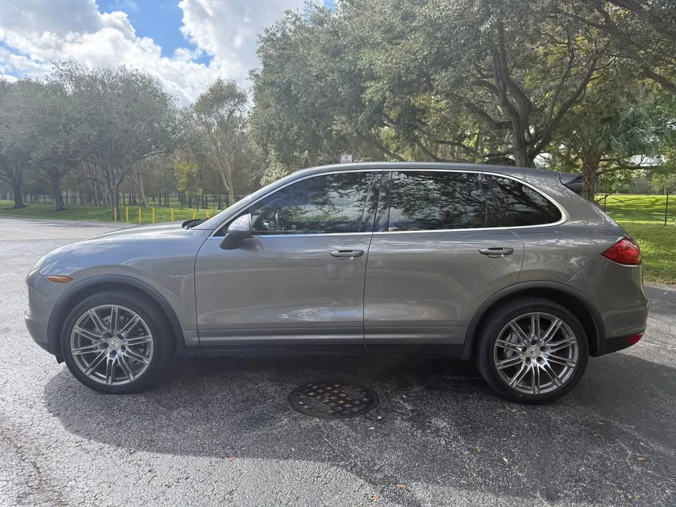 2012 Porsche 958 Cayenne - Image 2 of 17