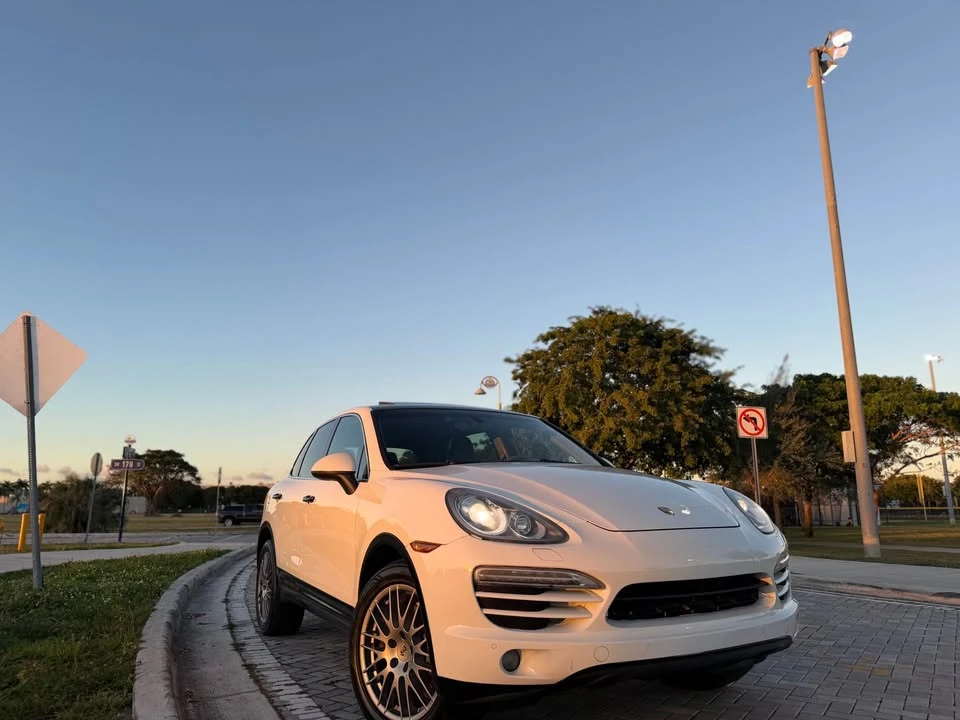 2012 Porsche 958 Cayenne - Image 16 of 17