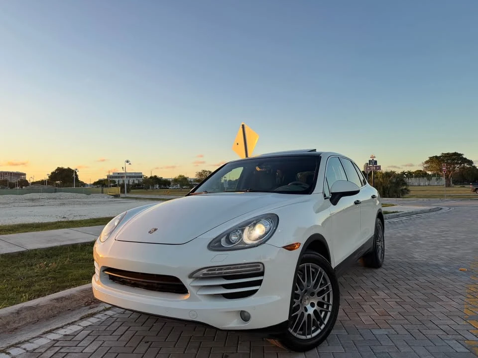 2012 Porsche 958 Cayenne - Image 2 of 17