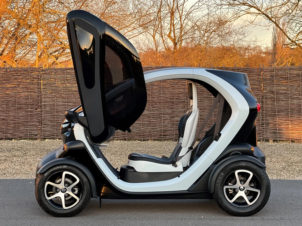 2012 Renault - Image 15 of 31