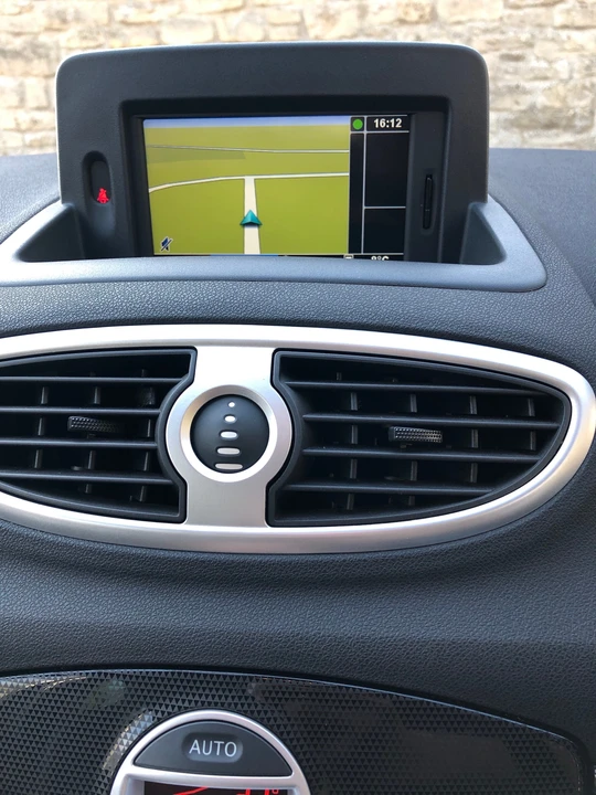 2012 Renault Clio 3rd Gen - Image 6 of 31