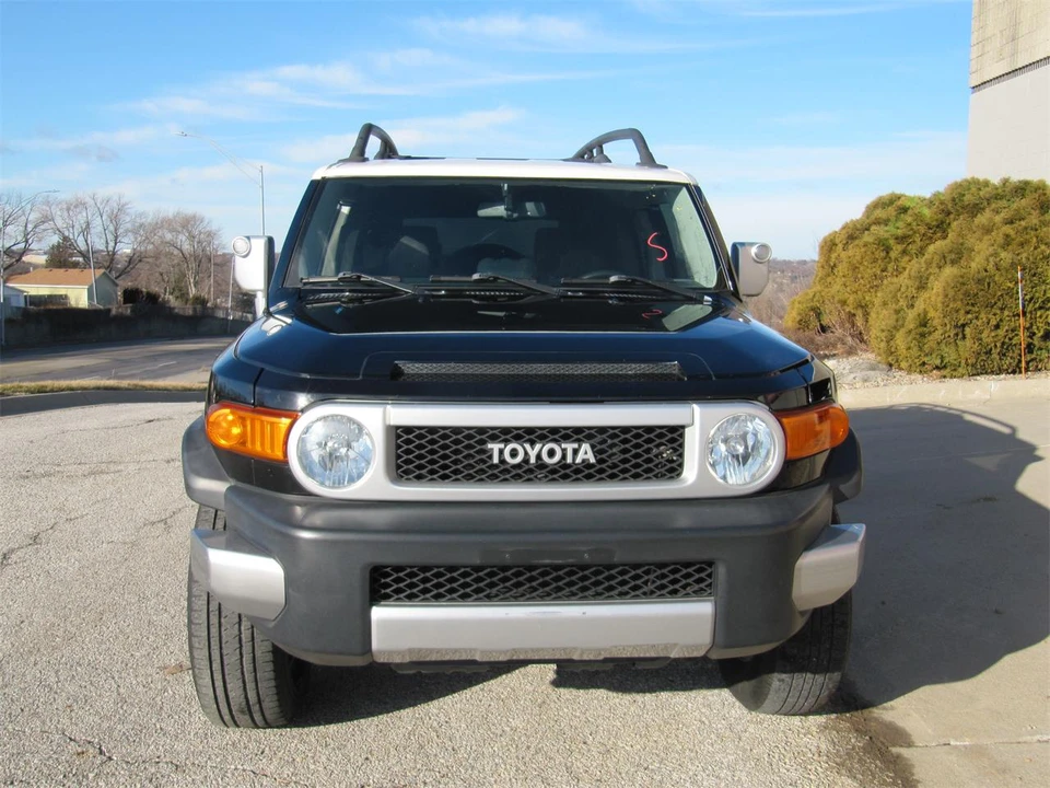 2012 Toyota FJ Cruiser - Image 2 of 21