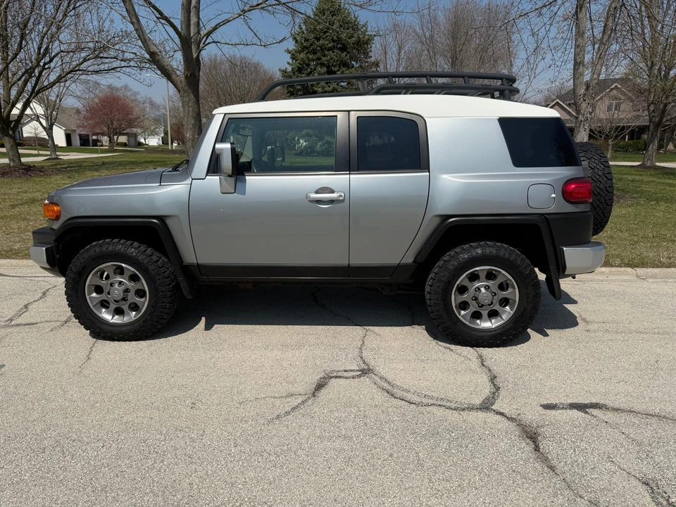 2012 Toyota FJ Cruiser - Image 9 of 31