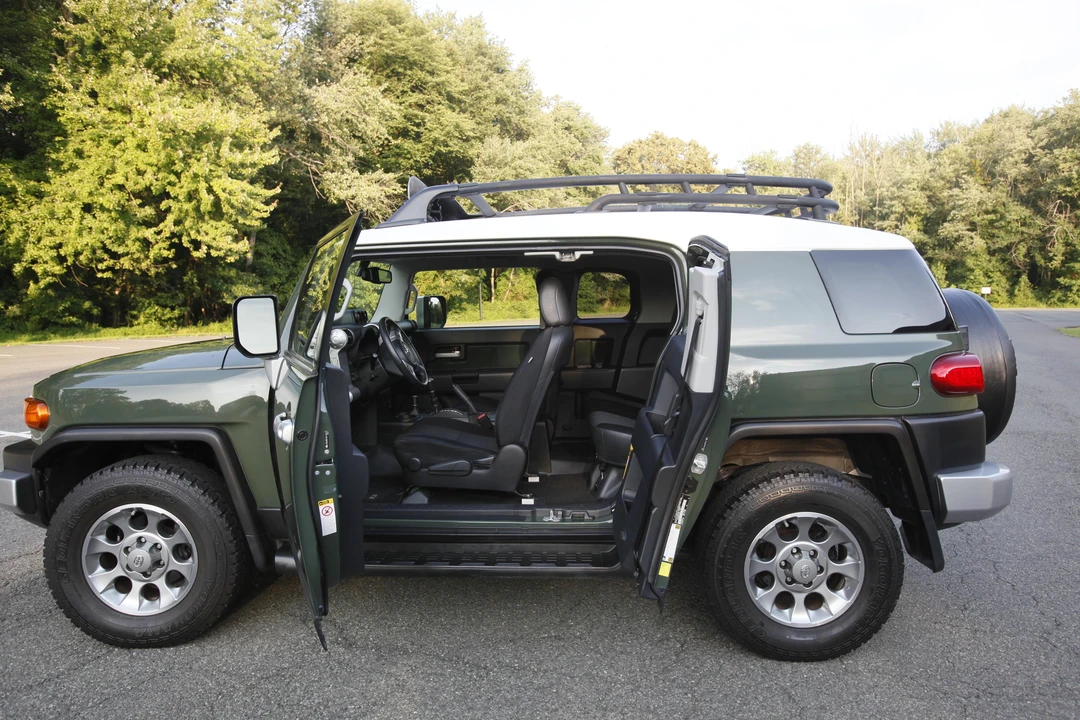 2012 Toyota FJ Cruiser - Image 13 of 31