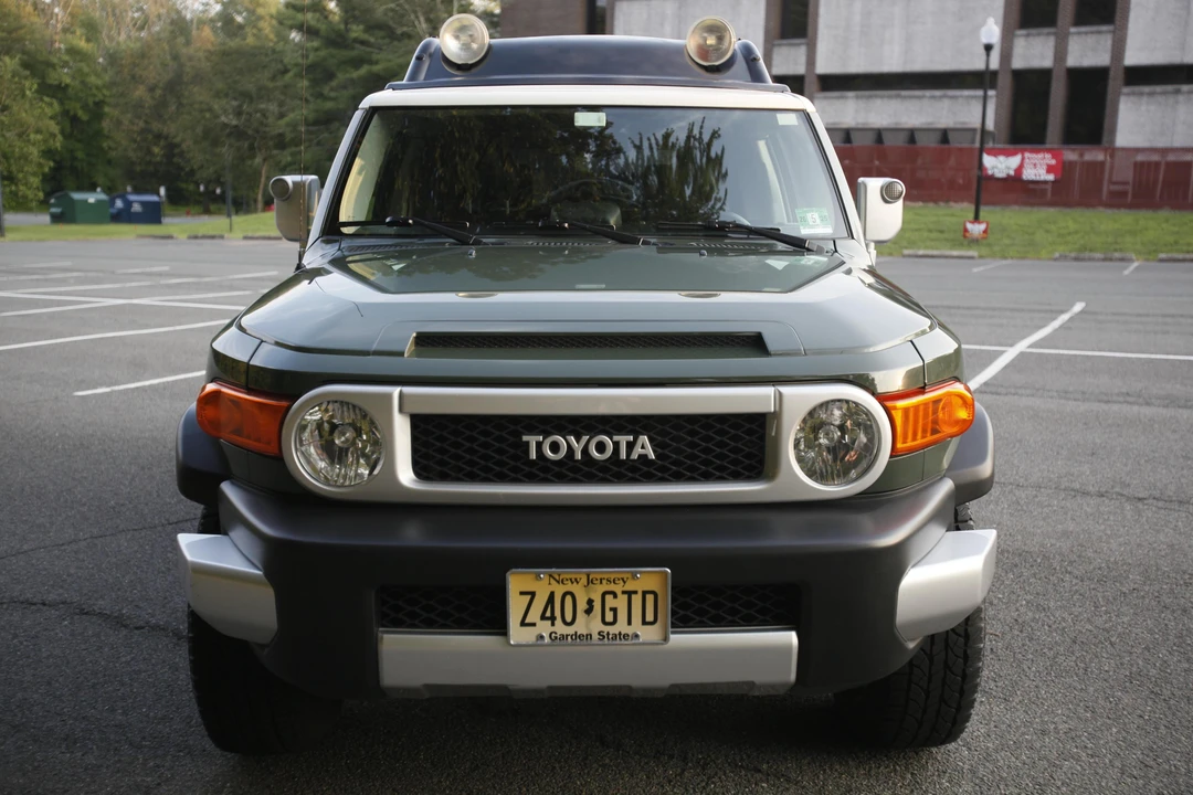 2012 Toyota FJ Cruiser - Image 2 of 31