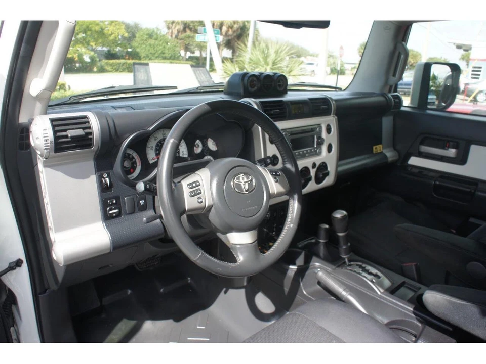 2012 Toyota FJ Cruiser - Image 19 of 31
