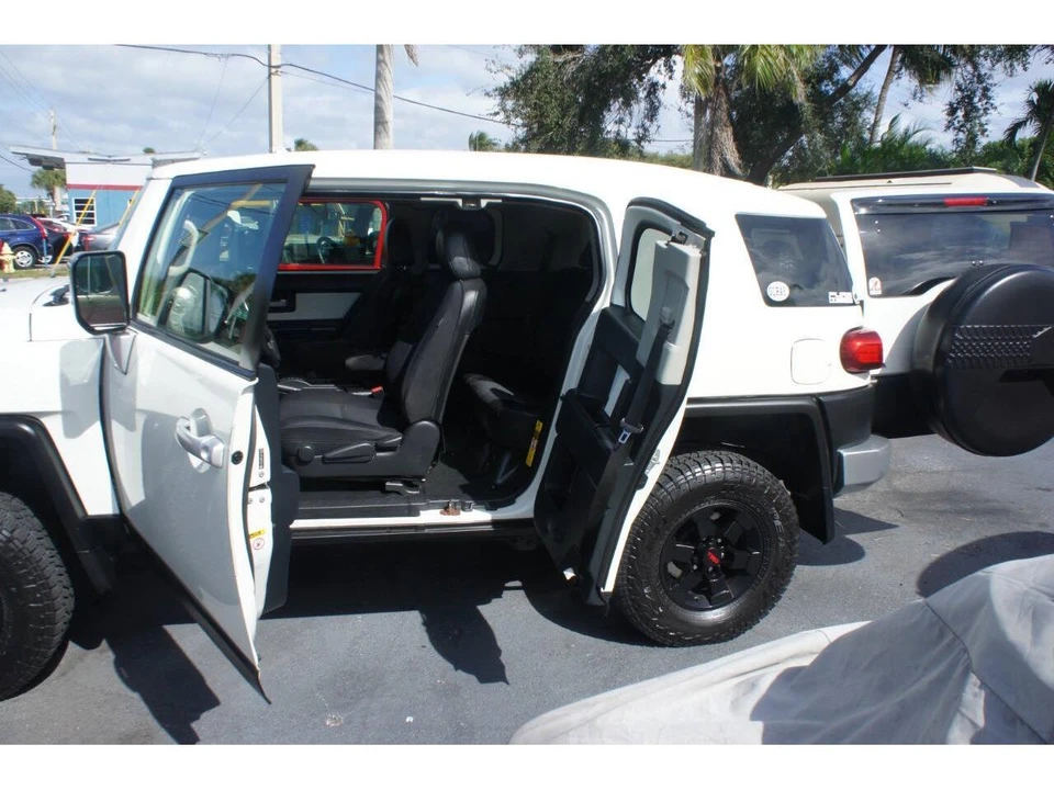 2012 Toyota FJ Cruiser - Image 17 of 31