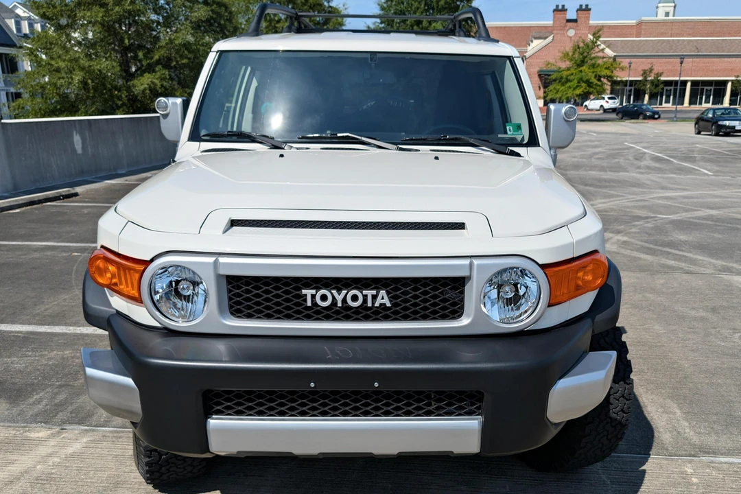 2012 Toyota FJ Cruiser - Image 2 of 31