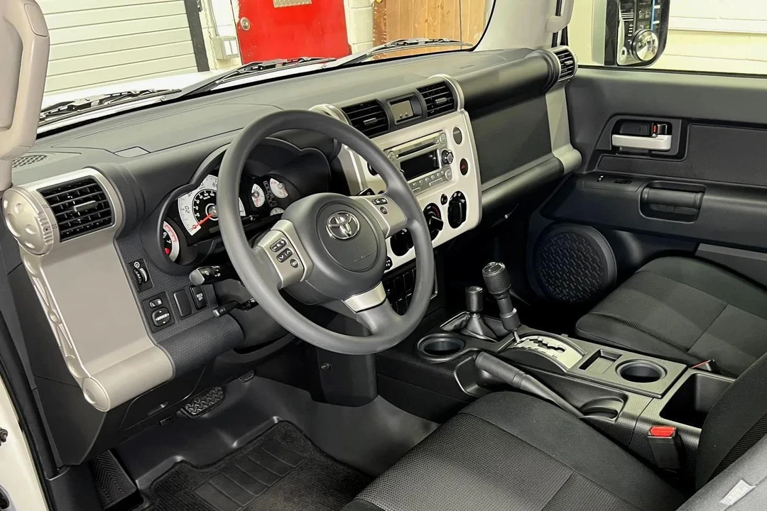 2012 Toyota FJ Cruiser - Image 28 of 31