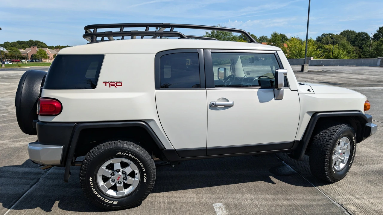 2012 Toyota FJ Cruiser - Image 12 of 31