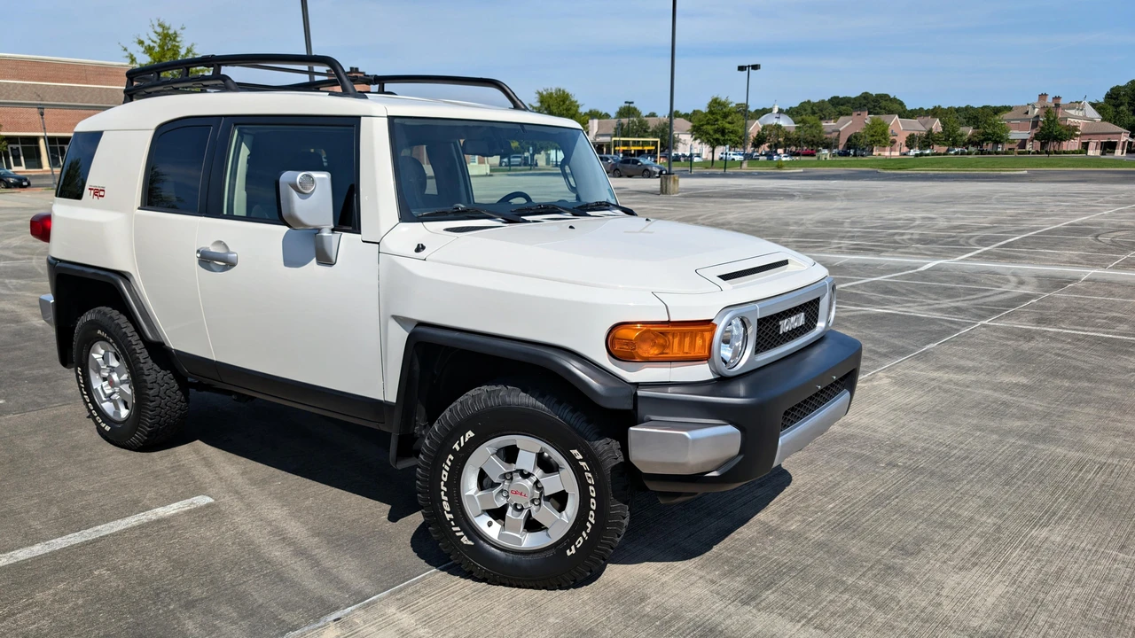 2012 Toyota FJ Cruiser - Image 14 of 31