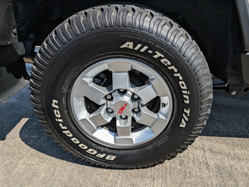 2012 Toyota FJ Cruiser - Image 26 of 31