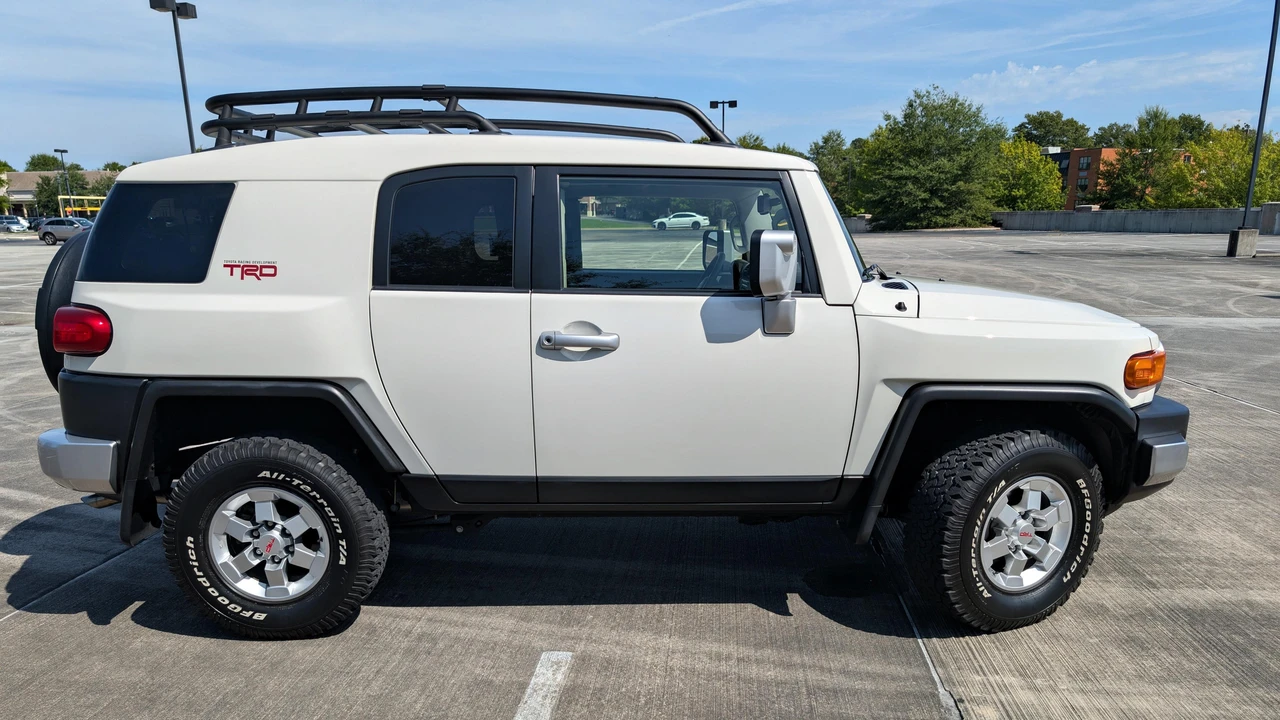 2012 Toyota FJ Cruiser - Image 13 of 31