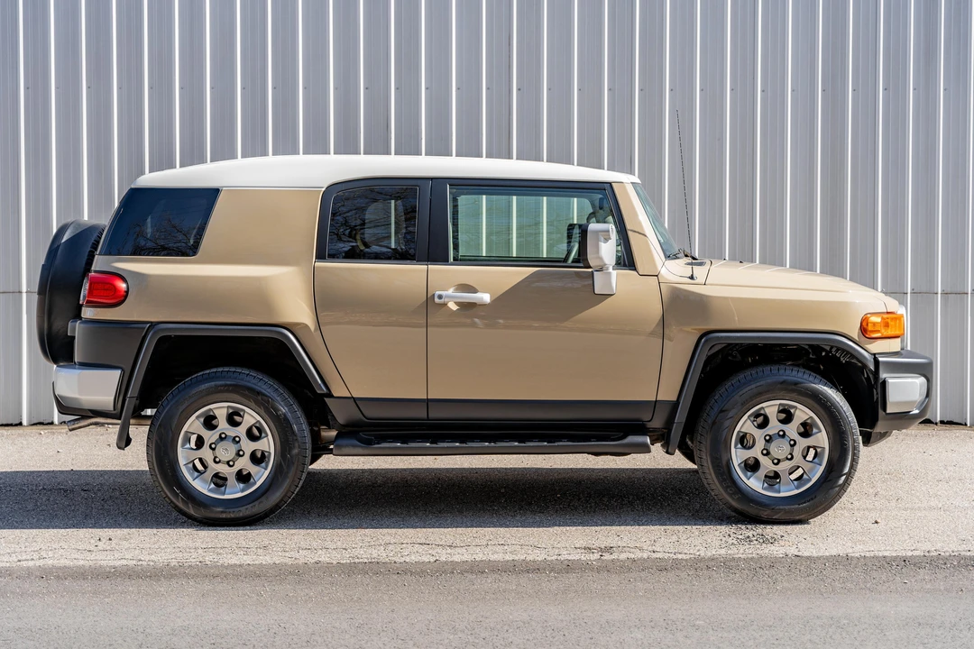 2012 Toyota FJ Cruiser - Image 3 of 31