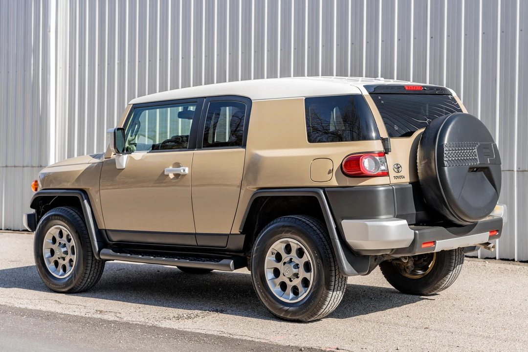 2012 Toyota FJ Cruiser - Image 4 of 31