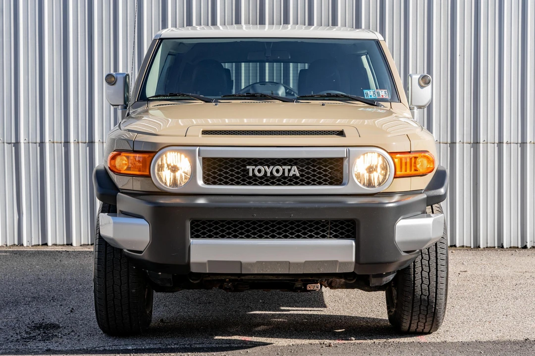2012 Toyota FJ Cruiser - Image 2 of 31