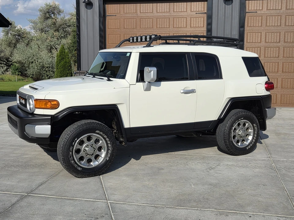 2012 Toyota FJ Cruiser - Image 2 of 31