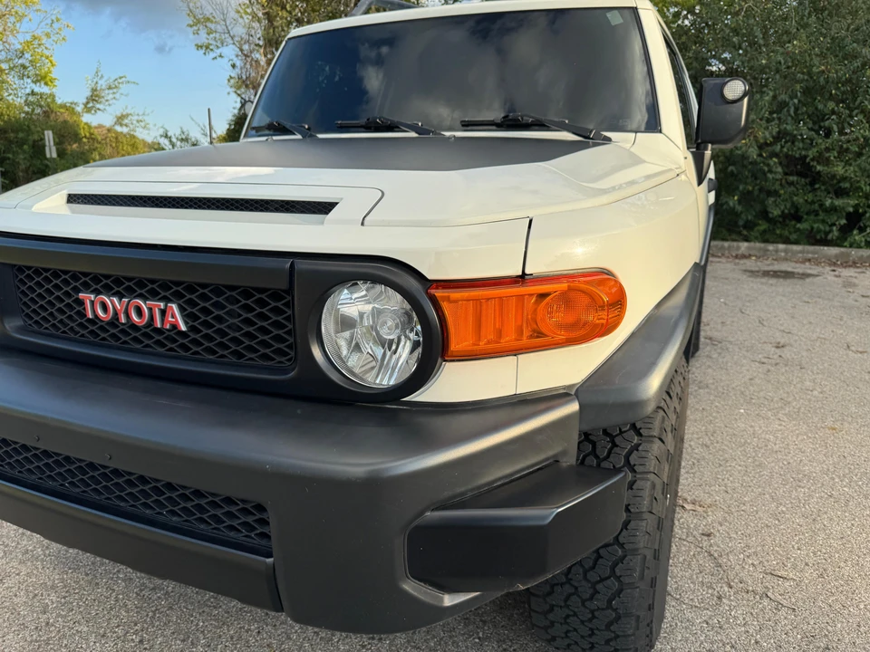 2012 Toyota FJ Cruiser - Image 11 of 31