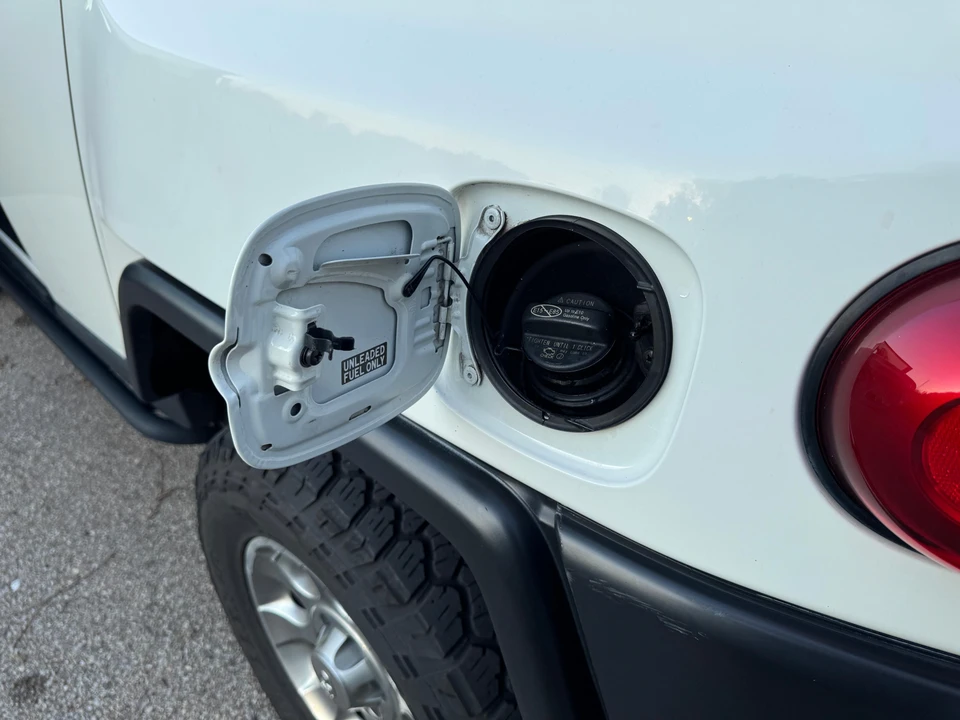 2012 Toyota FJ Cruiser - Image 16 of 31