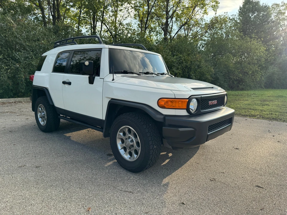 2012 Toyota FJ Cruiser - Image 8 of 31