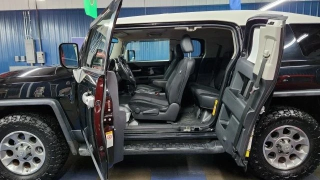 2012 Toyota FJ Cruiser - Image 10 of 21