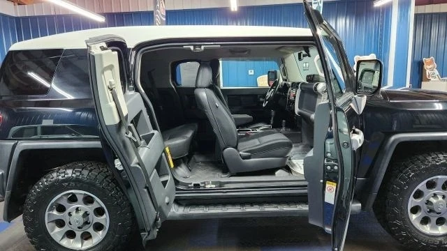 2012 Toyota FJ Cruiser - Image 16 of 21