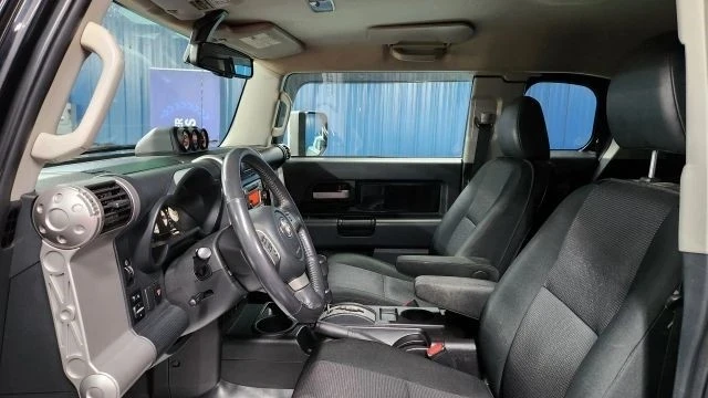 2012 Toyota FJ Cruiser - Image 7 of 21
