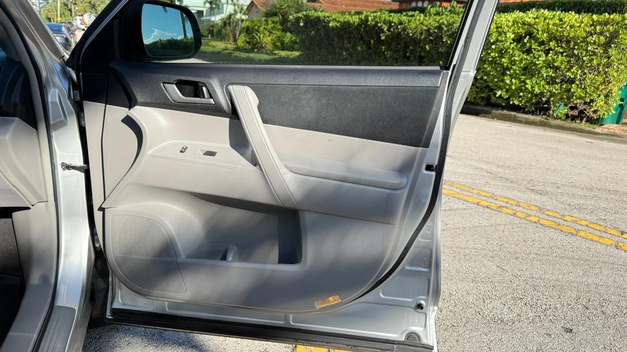 2012 Toyota Highlander - Image 11 of 15